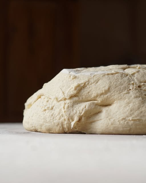 Masa casera recién leudada, publicación de Instagram de La Santa Marta