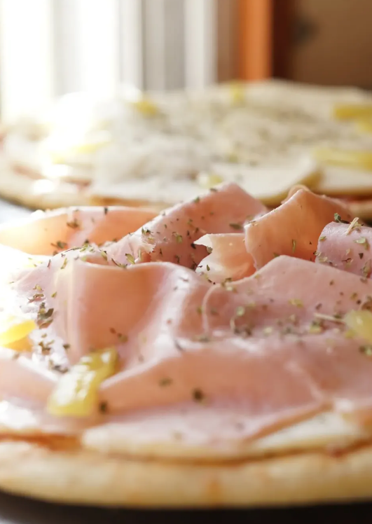 Pizza casera lista para hornear
